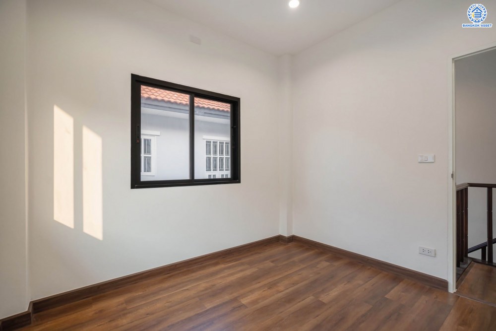 บ้านมือสองตกแต่งใหม่ โครงการ บุรีรมย์ วัดพระเงิน หน้าบ้านไม่ชนใคร เนื้อที่ 37.1 ตร.ว. ฟังก์ชัน 3 ห้องนอน 2 ห้องน้ำ 1 ที่จอดรถ พื้นที่ใช้สอยกว้างขวาง เดินทางสะดวกสบาย บนทำเลเชื่อมต่อถนนกาญจนาภิเษก ใกล้เซ็นทรัลเวสต์เกต โครงการรถไฟฟ้าสายสีม่วง "สถานีตลาดบางใหญ่" และทางด่วนศรีรัช...